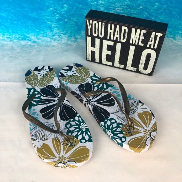 Hawaiian Print Flip Flops Size 8/9 - Picture 1 of 3